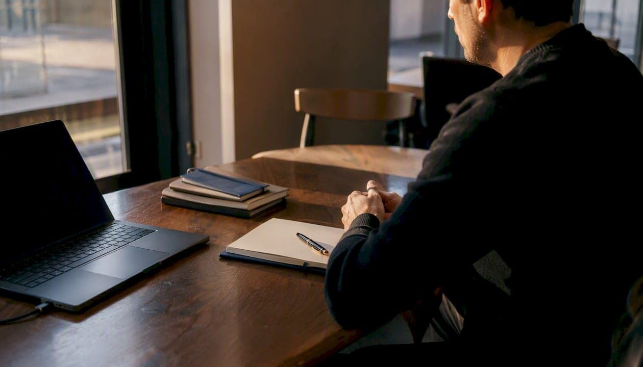 How to Create a Role-Specific Daily Briefing for Leaders